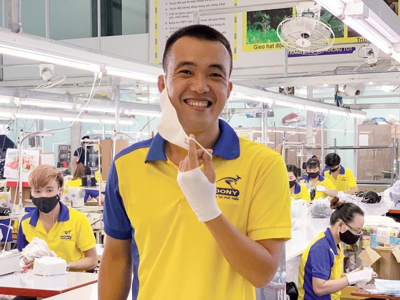 Phạm Quang Anh, sáng lập Công ty May mặc Dony.
Việc đầu tư chuyển đổi của Dony gần như bằng không, vì Công ty có thể tận dụng sẵn hạ tầng, trong khi kỹ thuật may khẩu trang vải không quá khó, nhất là với doanh nghiệp đã xuất khẩu sang Nhật Bản, Mỹ, châu Âu như Dony.