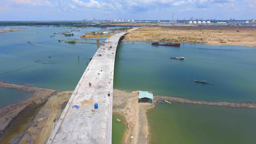 Cầu Mỏ Nhát được liên danh các nhà thầu thi công đạt khoảng 95% khối lượng. Ảnh: Lê Toàn