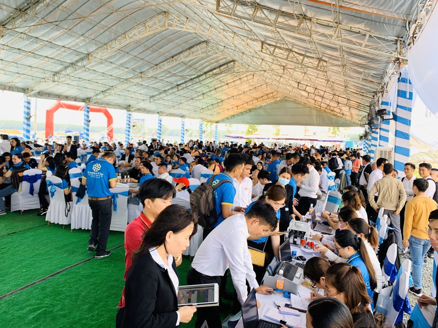 Khoảng 1.000 khách hàng đến tìm hiểu cơ hội đầu tư tại khu đô thị Century City vào cuối tuần qua