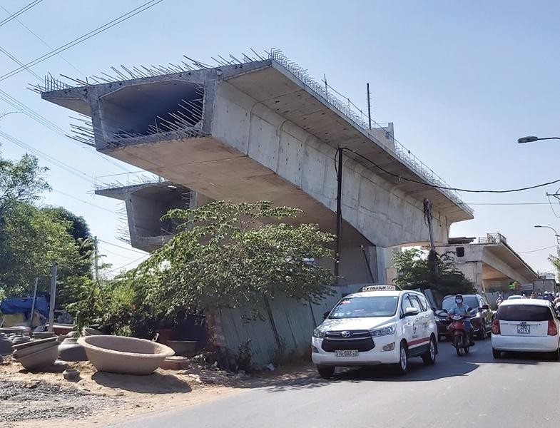 Cầu Nam Lý đang trong tình trạng đình đốn thi công, mới thực hiện được khoảng 39% khối lượng. Ảnh: N.T
