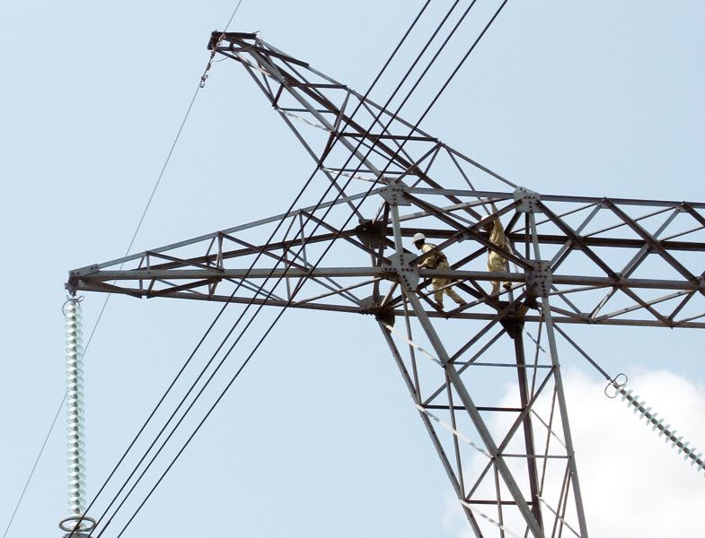 Về nguyên tắc, doanh nghiệp tư nhân hay DNNN làm công trình điện cấp I đều trải qua các quy trình như nhau. Ảnh: Đ.T
