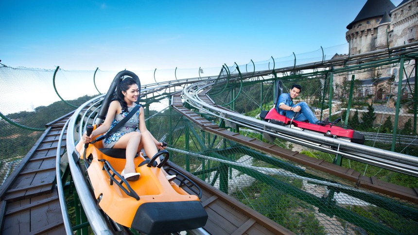 Nghỉ lẽ dài ngày, nhiều gia đình lựa chọn những chuyến đi xa và săn khuyến mại.