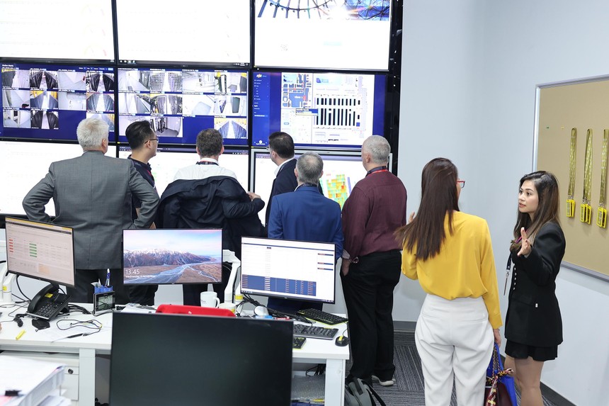 Đoàn thương mại làm việc với Công ty FPT về thành phố thông minh. 