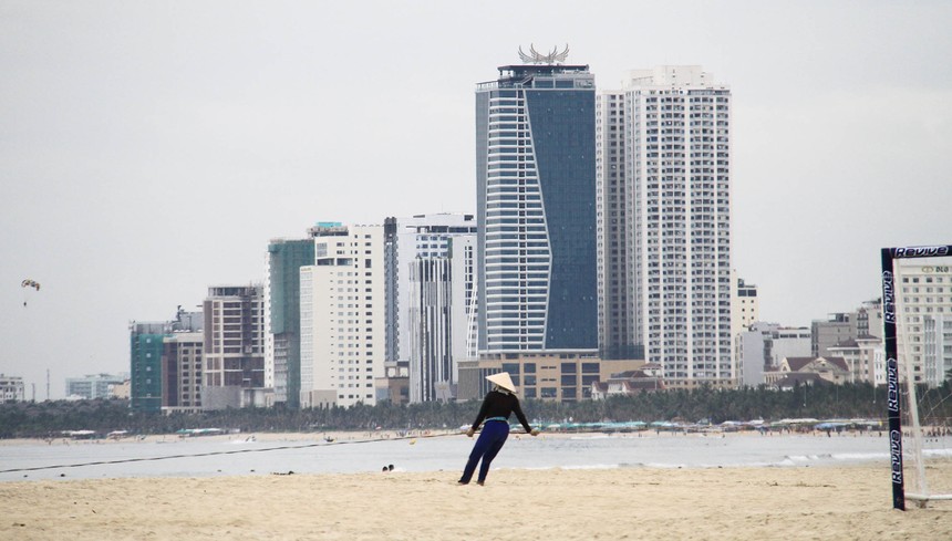 Ngành du lịch Đà Nẵng chưa hồi phục càng tạo thêm áp lực cho các doanh nghiệp trong bối cảnh giá thuê đất tăng cao. Ảnh: Bình Minh.
