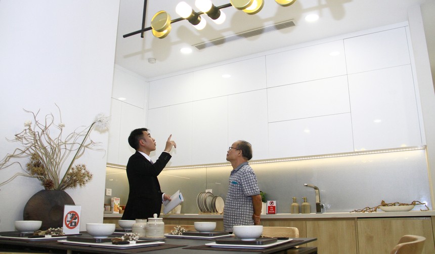 Giới thiệu với khách hàng về căn hộ mẫu. Ảnh: Bình Minh.