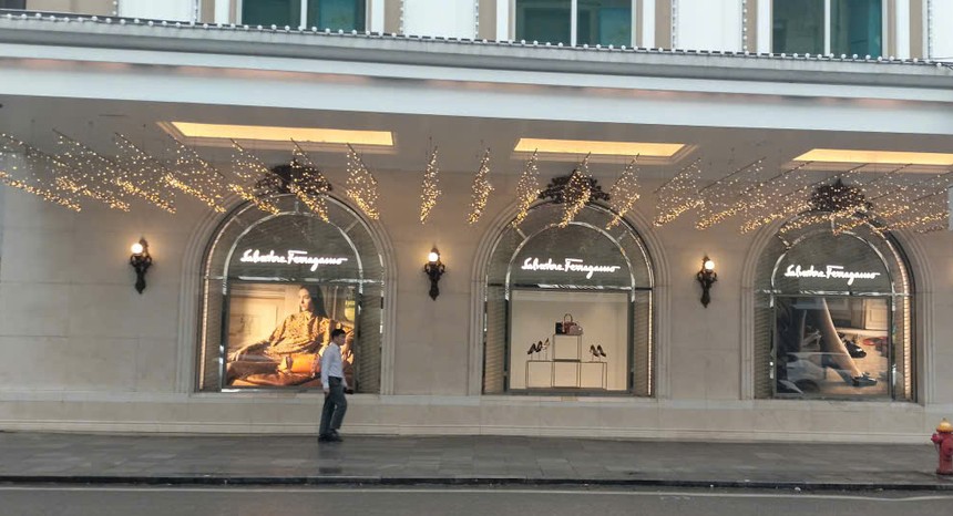 Phố Tràng Tiền, nơi hội tụ của các thương hiệu bán lẻ xa xỉ. Ảnh: Bình Minh.