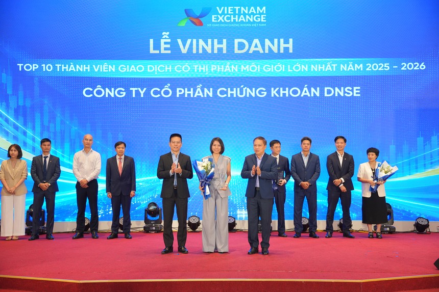 Đại diện lãnh đạo DNSE nhận vinh danh Top 10 thành viên giao dịch có thị phần môi giới lớn nhất VNX giai đoạn 2025-2026.