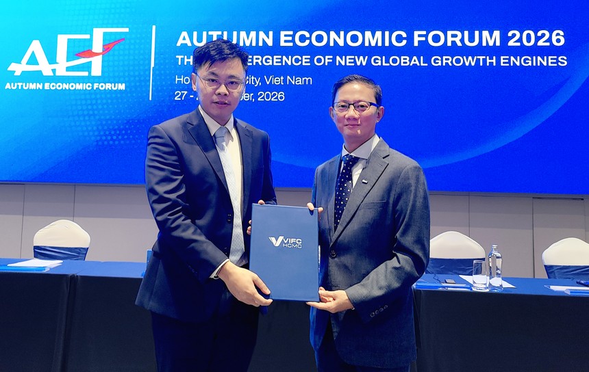 Ông Joseph Low (phải), Trưởng đại diện Keppel tại Việt Nam kiêm Chủ tịch Bộ phận Bất động sản, Keppel Việt Nam, nhận chứng nhận thành viên VIFC từ Ông Trương Minh Huy Vũ, Phó Chủ tịch Ủy ban nhân dân TP.HCM, Chủ tịch cơ quan điều hành Trung tâm tài chính quốc tế Việt Nam tại TP.HCM.
