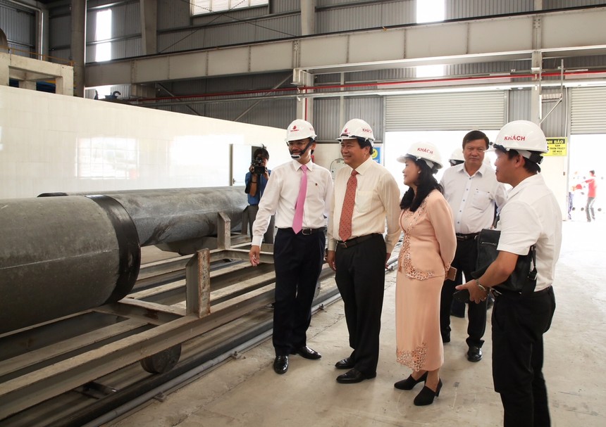 Ông Võ Quốc Thắng (ngoài cùng bên trái) Ông Võ Quốc Thắng - Chủ tịch HĐQT Đồng Tâm Group, giới thiệu đến ông 
Phạm văn Rạnh - Uỷ viên BCH TW Đảng, Bí thư Tỉnh ủy, Chủ tịch HĐND Tỉnh 
Long An cùng khách hàng khi tham quan Nhà máy sản xuất Cọc Bê tông ly 
tâm.