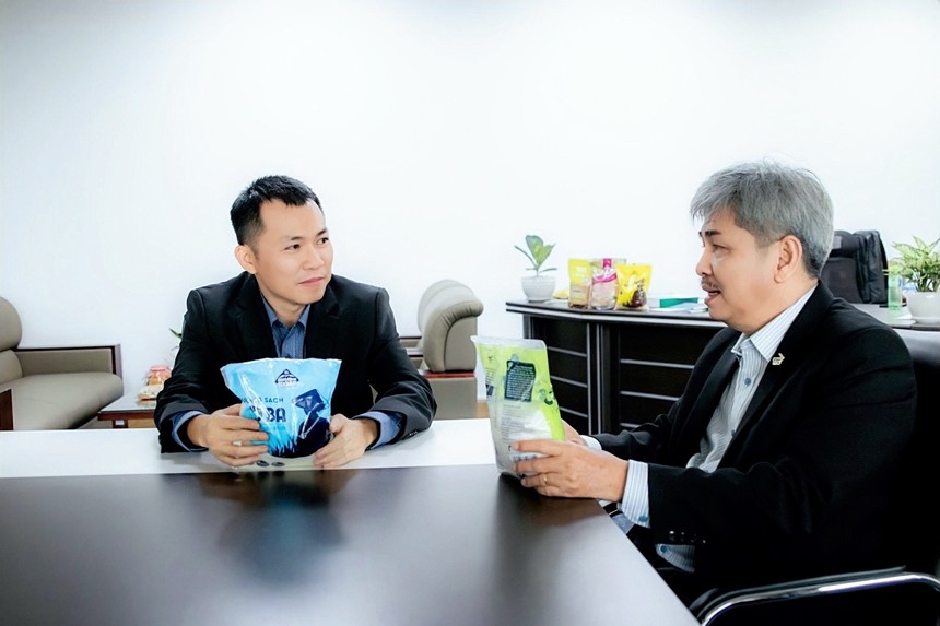 
Ông Phạm Hồng Dương – Phó Chủ tịch HĐQT kiêm Chủ tịch Tiểu ban chiến lược, Tiểu ban nhân sự, Ban Phát triển đầu tư dự án kinh doanh ngoài Đường, Ban Phụ trách PTBV môi trường - xã hội (trái); Ông Hoàng Mạnh Tiến - Thành viên độc lập HĐQT phụ trách Tiểu ban kiểm toán (phải)
