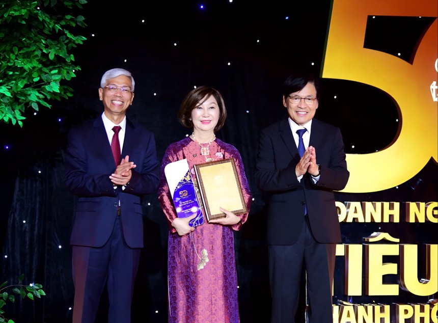 Bà Đặng Thu Thủy, Thành viên HĐQT ACB, đại diện ngân hàng lên nhận giải