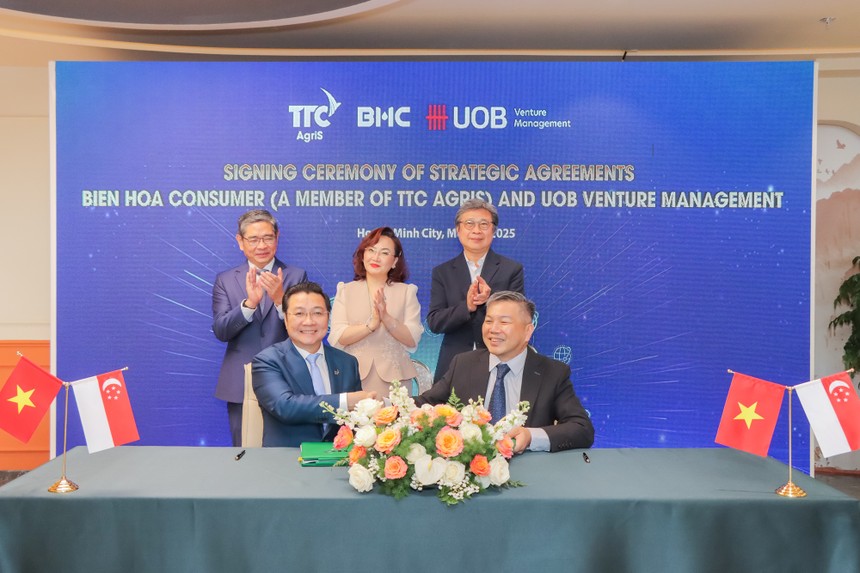 Ông Huỳnh Văn Pháp – Phó chủ tịch HĐQT BHC (ComC) và ông Thng Tien Tat – Executive Director UOBVM ký kết thỏa thuận hợp tác chiến lược