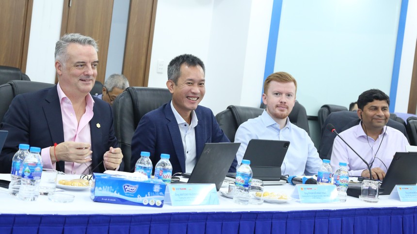 Nhóm chuyên gia đến từ mạng lưới toàn cầu của KPMG (từ trái sang): Ông Antony Ruddenklau – Trưởng Bộ phận FinTech Toàn cầu, Trưởng Khối Dịch vụ Tài chính, KPMG Singapore; Ông Phạm Đỗ Nhật Vinh – Trưởng Khối Tư vấn Ngành Tài chính – Ngân hàng, KPMG Việt Nam; Ông Dan Marsh – Phó Giám đốc – Trưởng Bộ phận Trung tâm Ngân hàng Số Toàn cầu, KPMG Toàn cầu; Ông Saurabh Shukla – Trưởng Bộ phận Hiện đại hóa Core Banking Toàn cầu, KPMG Úc.