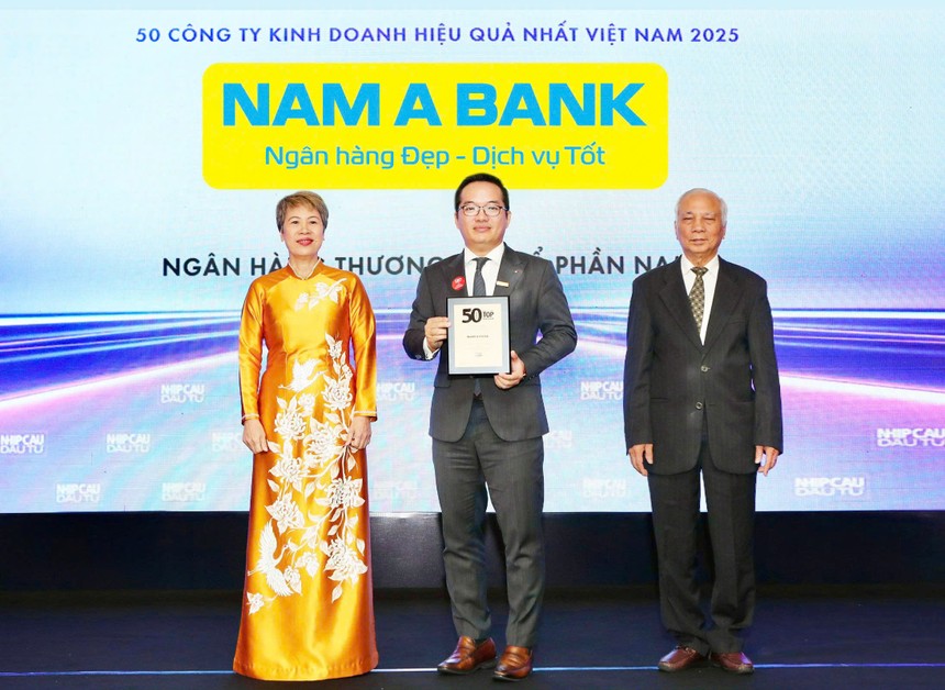 Đại diện Nam A Bank, ông Võ Hoàng Hải – Phó tổng giám đốc nhận danh hiệu Top 50 Công ty hoạt động hiệu quả nhất Việt Nam năm 2025