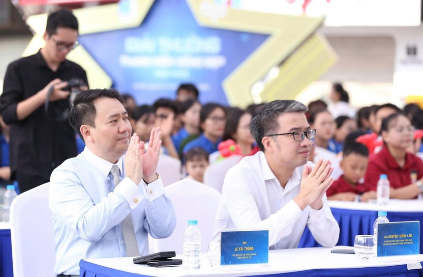 Ông Nguyễn Tường Lâm - Bí thư Trung ương Đoàn Thanh niên, Chủ tịch Hội Liên hiệp Thanh niên Việt Nam và Ông Lê Trí Thông - Phó chủ tịch HĐQT, Tổng giám đốc PNJ tại sự kiện sáng nay
