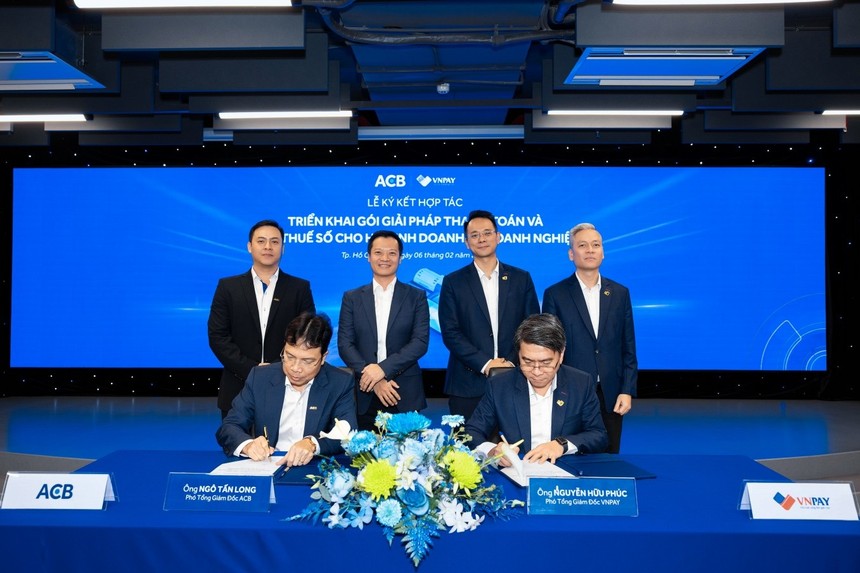 Ông Ngô Tấn Long - Phó tổng giám đốc ACB ký kết hợp tác với ông Nguyễn Hữu Phúc - Phó tổng giám đốc VNPAY.
