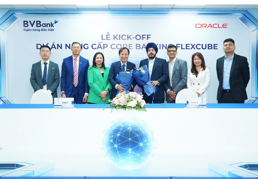 Ông Phan Việt Hải - Phó tổng Giám đốc BVBank và Ông HS Teji - Phó Chủ tịch, Giám đốc Oracle KV Nhật Bản & Châu Á - Thái Bình Dương (cầm hoa đứng giữa) ký thỏa thuận hợp tác 