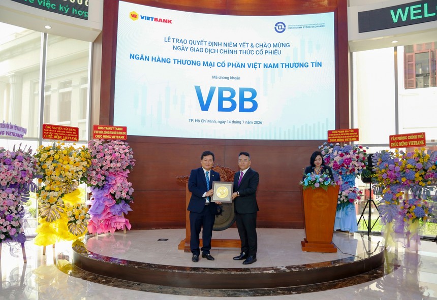 Ông Dương Nhất Nguyên - Chủ tịch HĐQT Vietbank nhận quyết định niêm yết từ ông Trịnh Sơn Hồng - Quyền Chủ tịch Sở GDCK TP.HCM