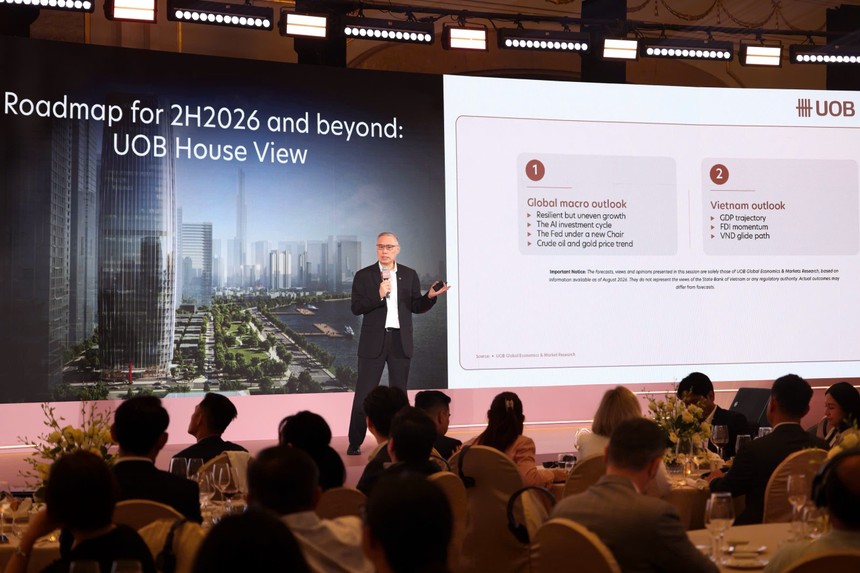 Ông Suan Teck Kin, Giám đốc Khối Nghiên cứu thị trường và Kinh tế toàn cầu, Ngân hàng UOB Singapore chia sẻ sự kiện "Triển vọng Đầu tư Giữa năm 2026", diễn ra tối ngày 17/9 tại TP.HCM. 