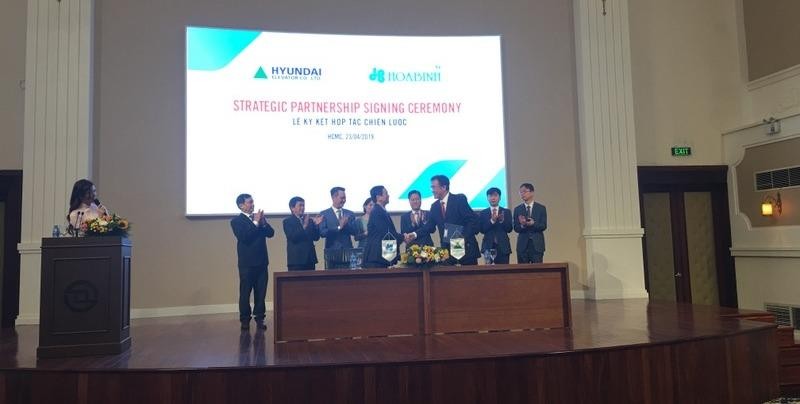 Hòa Bình (HBC) sẽ bán cổ phần giá 23.000 đồng/cổ phiếu cho Hyundai Elevator