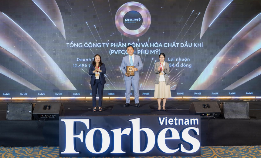 Ông Nguyễn Xuân Hòa – Chủ tịch HĐQT Phú Mỹ - PVFCCo nhận Danh hiệu Top 50 công ty niêm yết tốt nhất Việt Nam 2025.