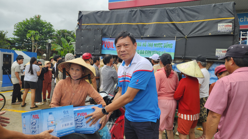 Đại diện PVOIL tặng nước uống cho đồng bào vùng lũ tại Miền Trung 