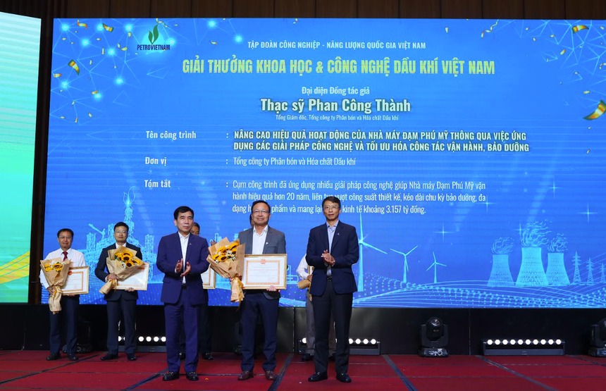 Tổng giám đốc PVFCCo -Phú Mỹ ông Phan Công Thành đại diện đồng tác giả nhận giải