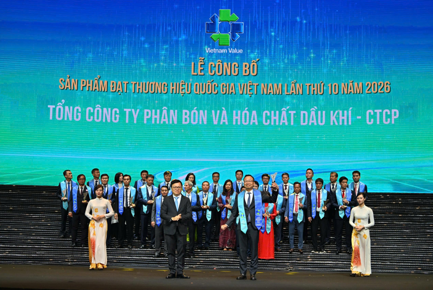 Tổng giám đốc Phan Công Thành đại diện PVFCCo-Phú Mỹ nhận vinh danh tại Lễ công bố 