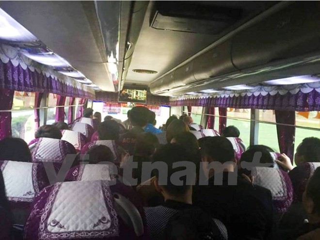 Thực trạng xe nhồi nhét khách, thu tiền quá giá vé quy định vẫn còn tồn tại vào các dịp nghỉ lễ. (Ảnh: Việt Hùng/Vietnam+)