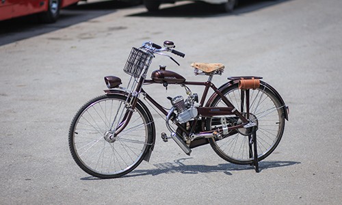 Chiếc xe sử dụng nhiên liệu xăng pha dầu.