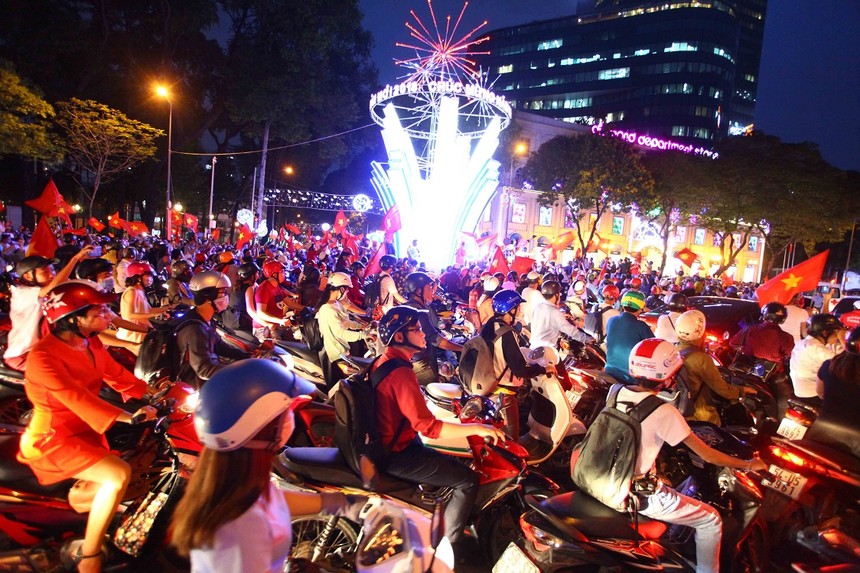 HÌnh ảnh người dân TP.HCM xuống đường mừng chiến thắng của U 23 Việt Nam