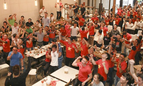 Quán bia kín chỗ ngồi ở trận bán kết giữa U23 Việt Nam và U23 Qatar. Ảnh: Đức Đồng.