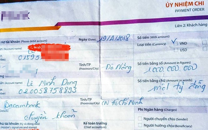 Hóa đơn chuyển tiền 1 tỉ đồng của chị Y đã gửi theo yêu cầu của các đối tượng
Ảnh: Nguyễn Tú.
