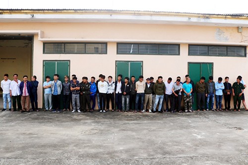 Hàng chục người đốt pháo trái phép tại trụ sở Công an thị xã Kỳ Anh. Ảnh: BHT.