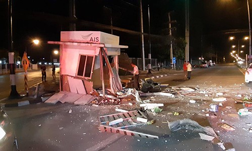 Bốt cảnh sát bị xuyên thủng. Ảnh: 77Jowo