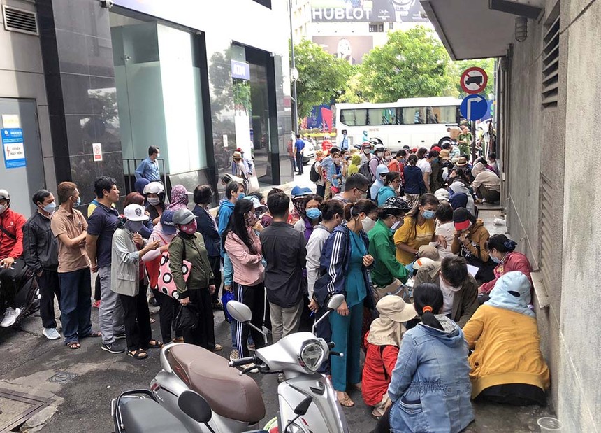 Hàng trăm trái chủ đến làm việc với SCB vì mua trái phiếu hệ sinh thái Vạn Thịnh Phát từ ngân hàng này.