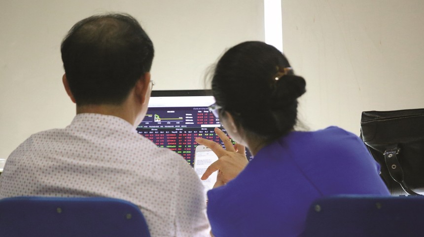 Nhà đầu tư nhỏ lẻ thường khó tiếp cận các thông tin nguồn.