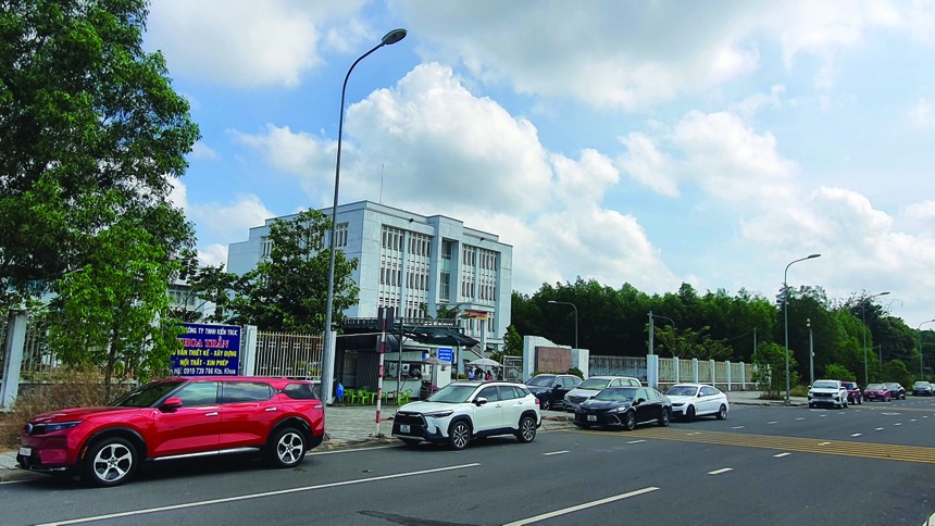 Nhà đầu tư từ khắp nơi đổ về Nhơn Trạch tìm kiếm cơ hội. Ảnh: Lê Toàn.