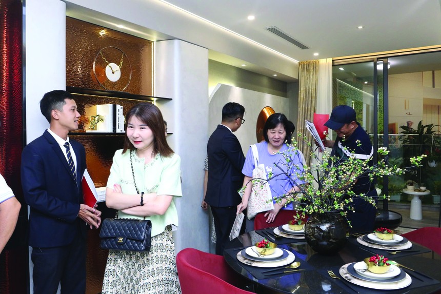 Khách hàng đi tham quan nhà mẫu tại một dự án ở TP.HCM. Ảnh: Lê Toàn.