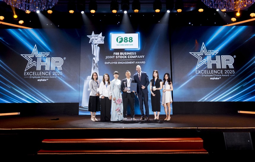 Đại diện F88 chụp ảnh lưu niệm tại giải thưởng HR Excellence 2025.