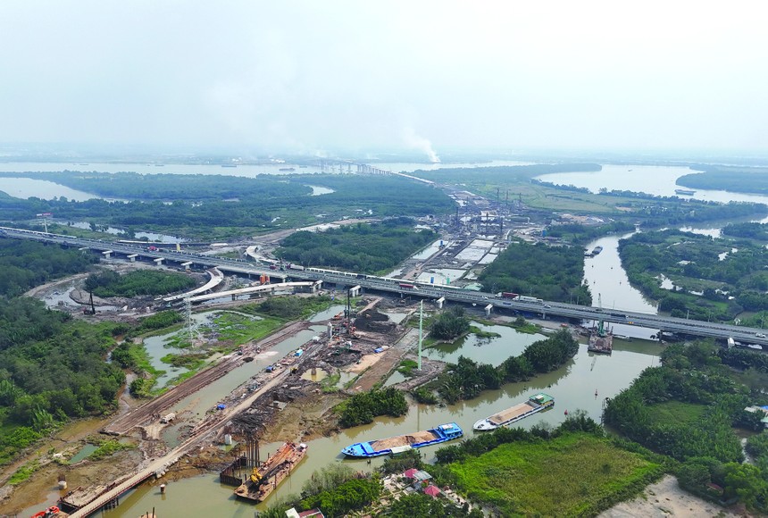Hạ tầng giao thông liên vùng kích hoạt thị trường bất động sản vùng ven TP.HCM. Ảnh: Lê Toàn.