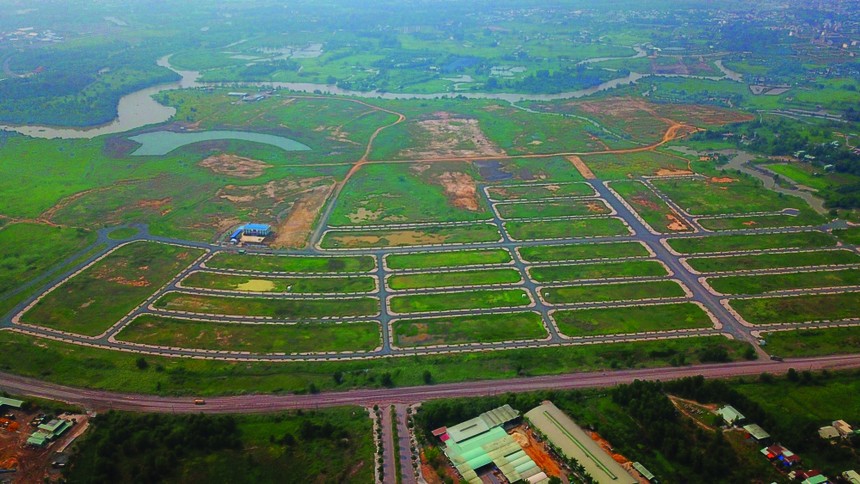 Việc tạo lập quỹ đất sạch ngày càng khó khăn. Ảnh: Lê Toàn.