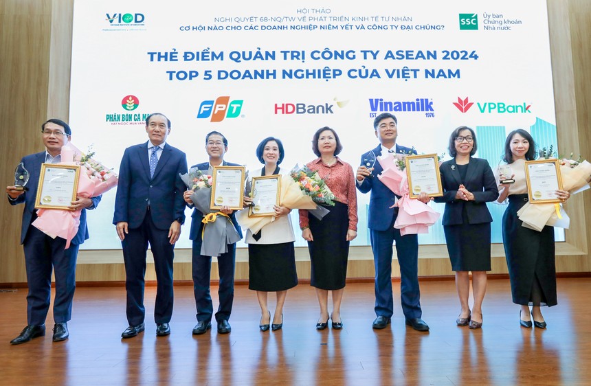 Ông Phạm Quốc Thanh – Phó chủ tịch HĐQT HDBank cùng đại diện các doanh nghiệp lớn nhận Giấy chứng nhận Top 5 Thẻ điểm ACGS từ lãnh đạo Uỷ ban Chứng khoán Nhà nước.
