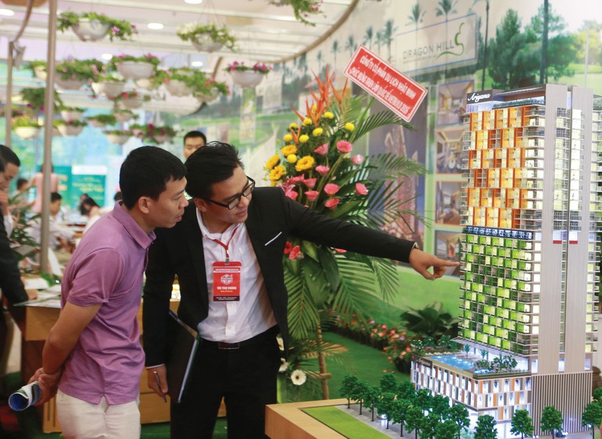 Khách hàng tìm hiểu một dự án căn hộ tại miền Trung. Ảnh: Việt Dương.