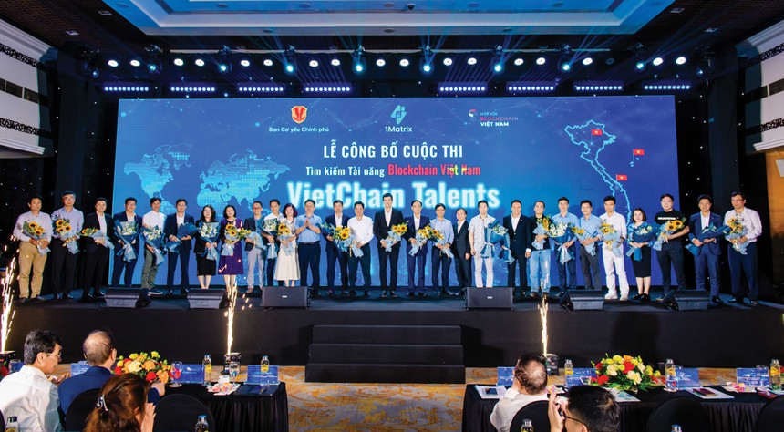 Đại diện các trường đại học và doanh nghiệp cam kết tham gia, đồng hành cùng VietChain Talents nhận hoa cảm ơn từ đại diện Ban tổ chức.