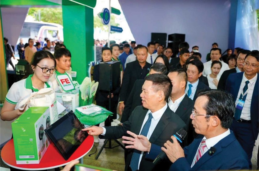Phó Thủ tướng Chính phủ Hồ Đức Phớc (thứ hai từ phải qua) tham quan gian hàng FE CREDIT trong khuôn khổ VPBank Cashless City.