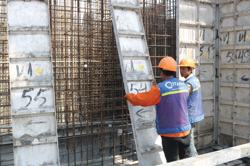 Biến động giá cả nguyên vật liệu và chi phí thi công là một trong những bài toán các doanh nghiệp bất động sản phải đối mặt .