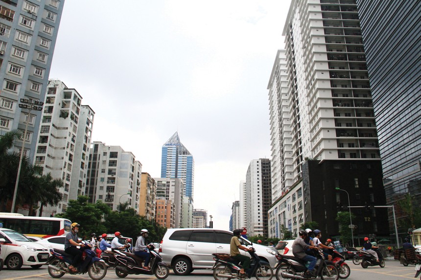 Hà Nội đang chịu áp lực lớn từ nhu cầu nhà ở khi dân số đô thị liên tục tăng nhanh. Ảnh: Bình Minh.