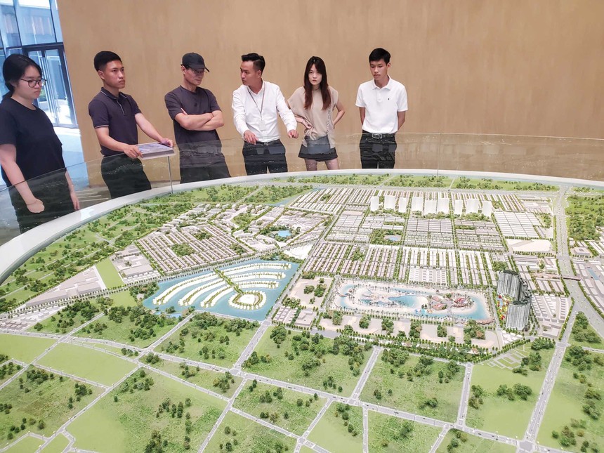 Người làm môi giới chính là “cầu nối” giữa chủ đầu tư, sản phẩm bất động sản và người tiêu dùng. Ảnh: Dũng Minh.