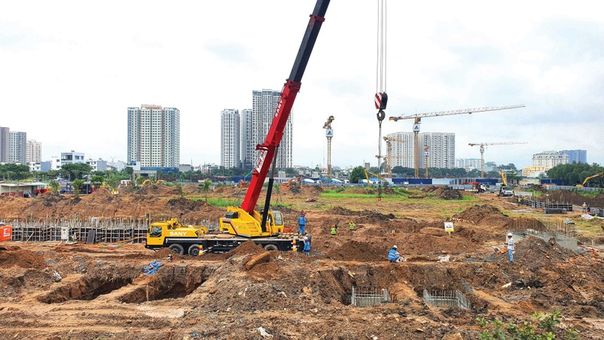 Nhiều công trình giao thông, dự án bất động sản được đầu tư rầm rộ tại phía Nam. Ảnh: Lê Toàn.